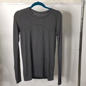 Used long sleeve lulu lemon, good condition!